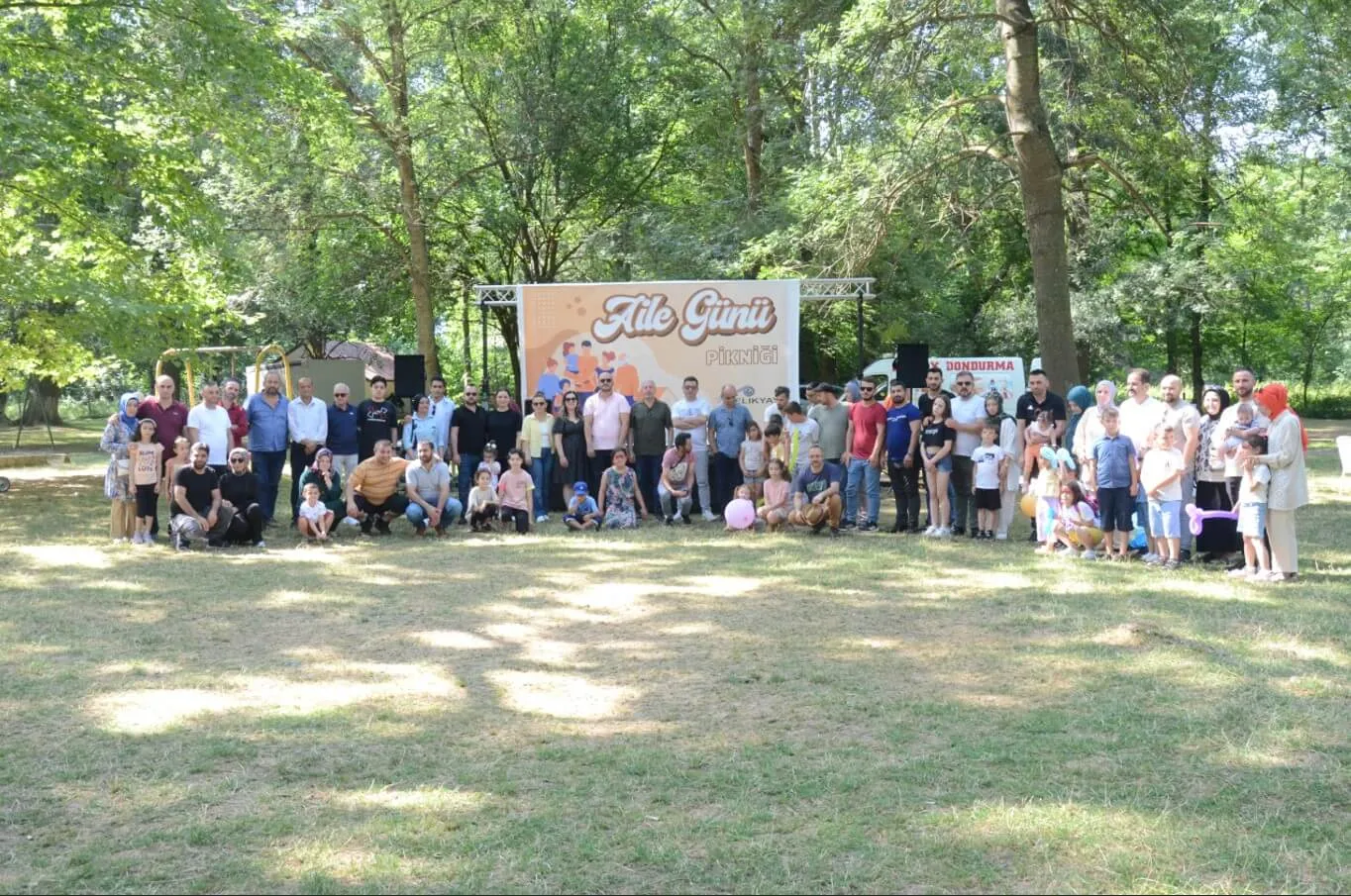Aile Günü Pikniği’nde parkta toplanan Çelikyay çalışanları ve aileleri